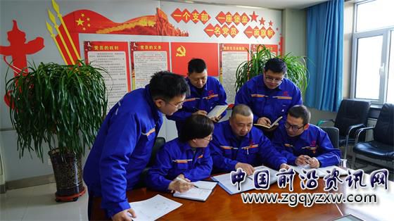 圖為銀光集團員工在開展質量攻關。王安怡 攝 (2).jpg
