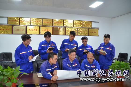 圖為銀光集團員工在開展質量攻關。王安怡 攝.JPG