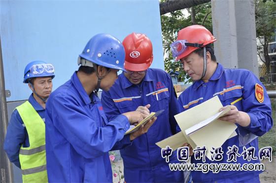 圖為銀光集團員工在研討質量難題。王安怡 攝.JPG